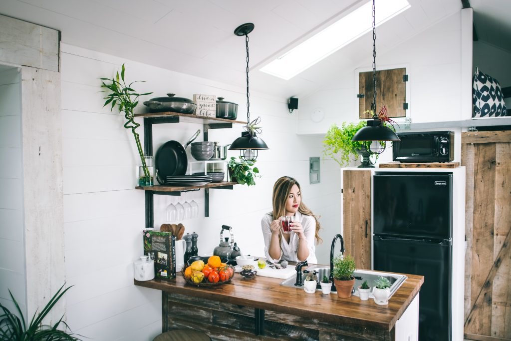 Femme dans sa cuisine bien décorée