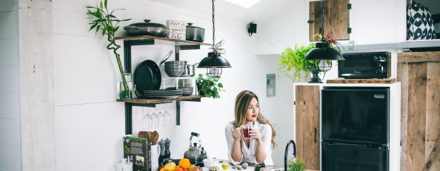 Femme dans sa cuisine bien décorée