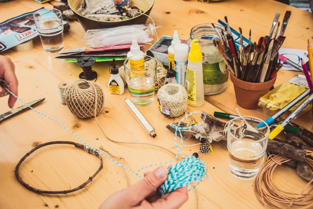 Un table avec du materiel pour faire du DIY