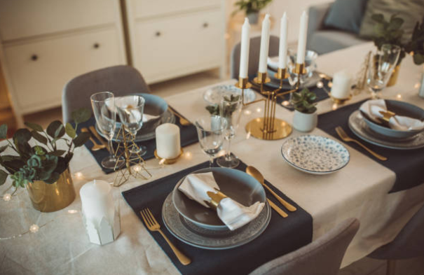 Chez Moi Il Y A Une Table à Manger Ornée D'un Ensemble D'assiettes Aux  Couleurs Blanc Et Violet