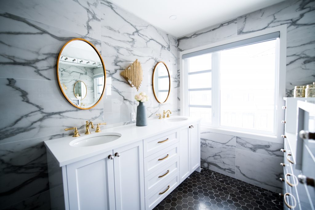 Un salle de bains avec du marbre