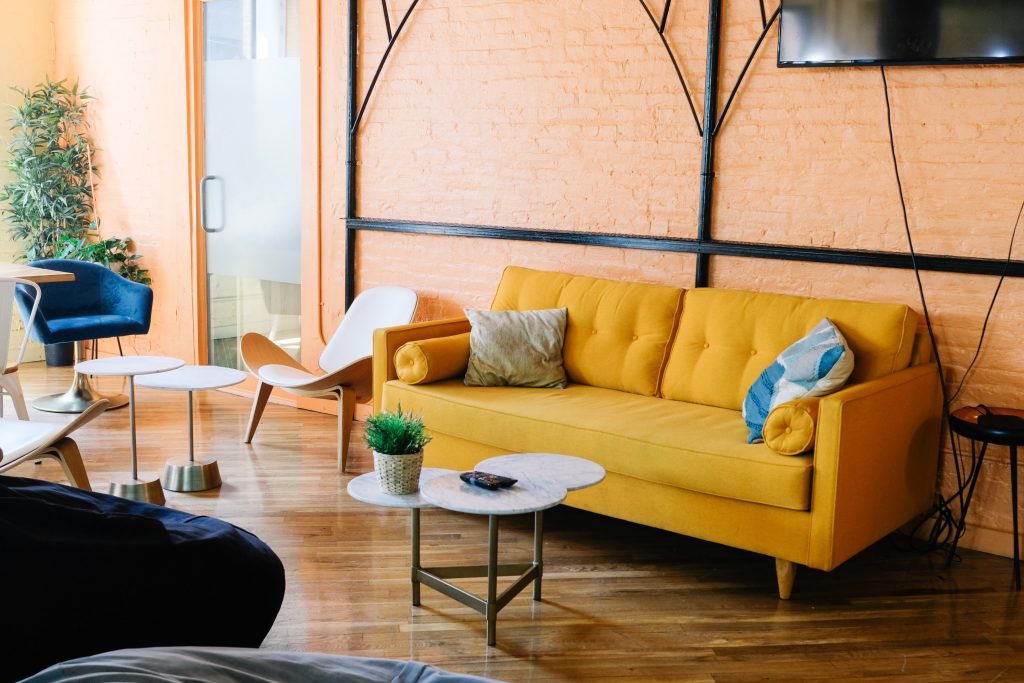 Salon coloré avec canapé jaune