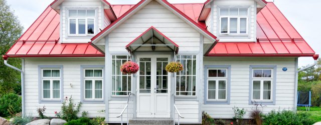 Une jolie maison blanche et rouge