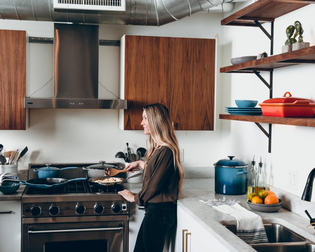 Une jeune femme dans une cuisine